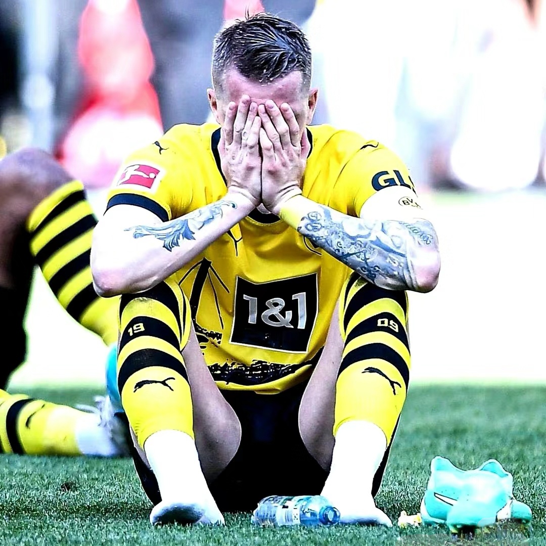 关于足球明星遭遇生涯低谷，球迷担忧前途的信息