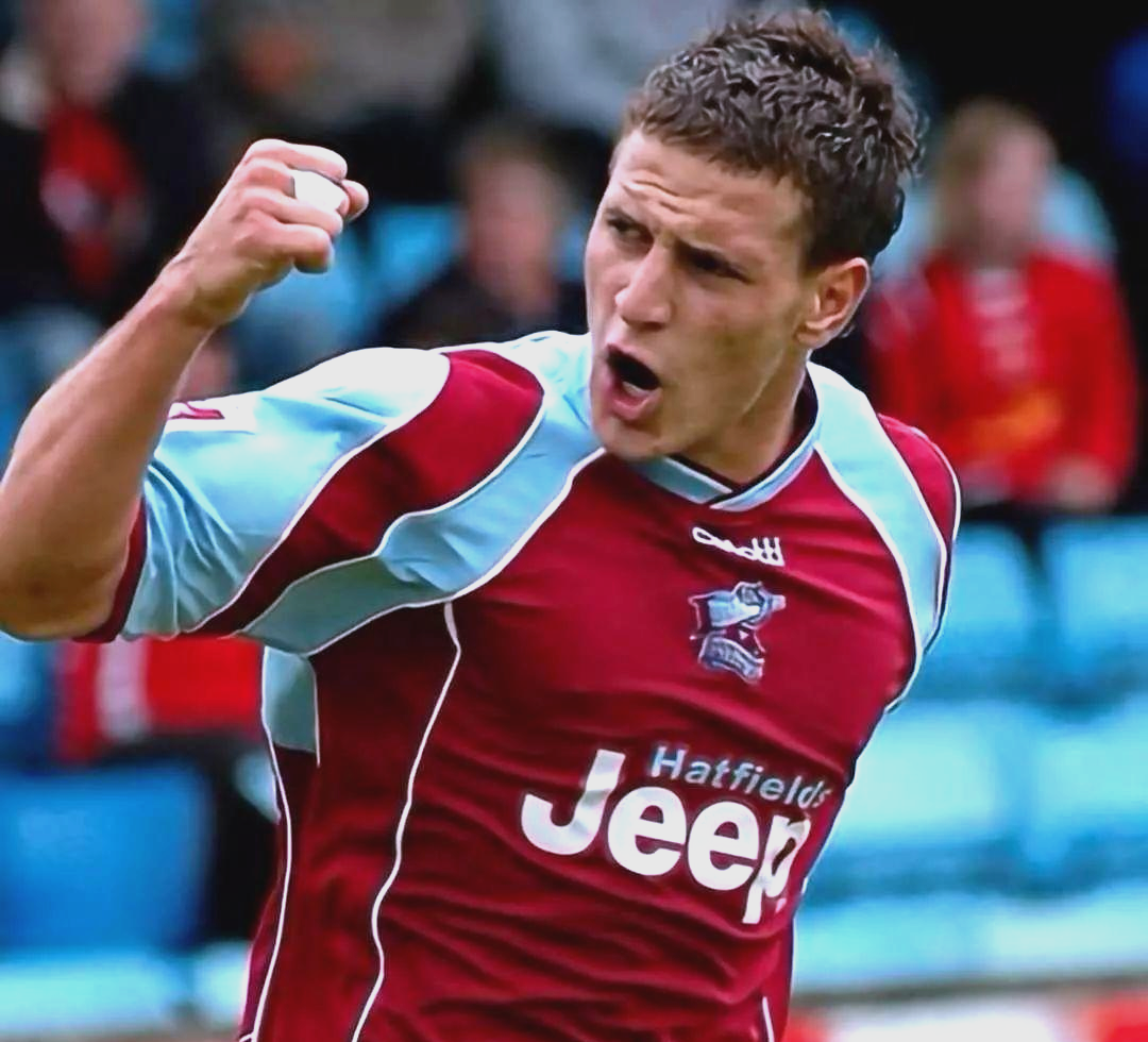 关于足球明星遭遇生涯低谷，球迷担忧前途的信息