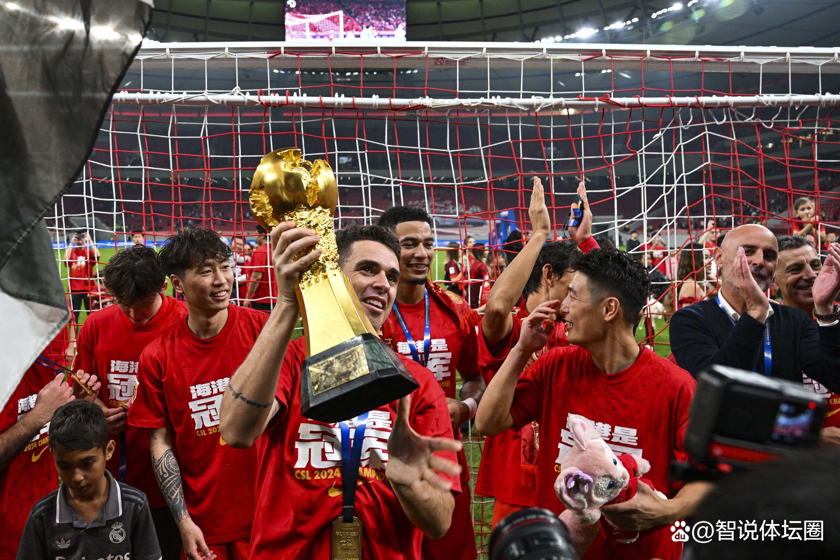 澳门队在激烈对抗中全力冲刺，夺得冠军的简单介绍