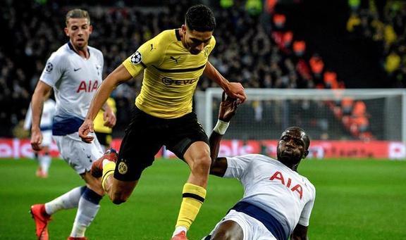 包含埃弗顿客场大胜，升至积分榜前列的词条