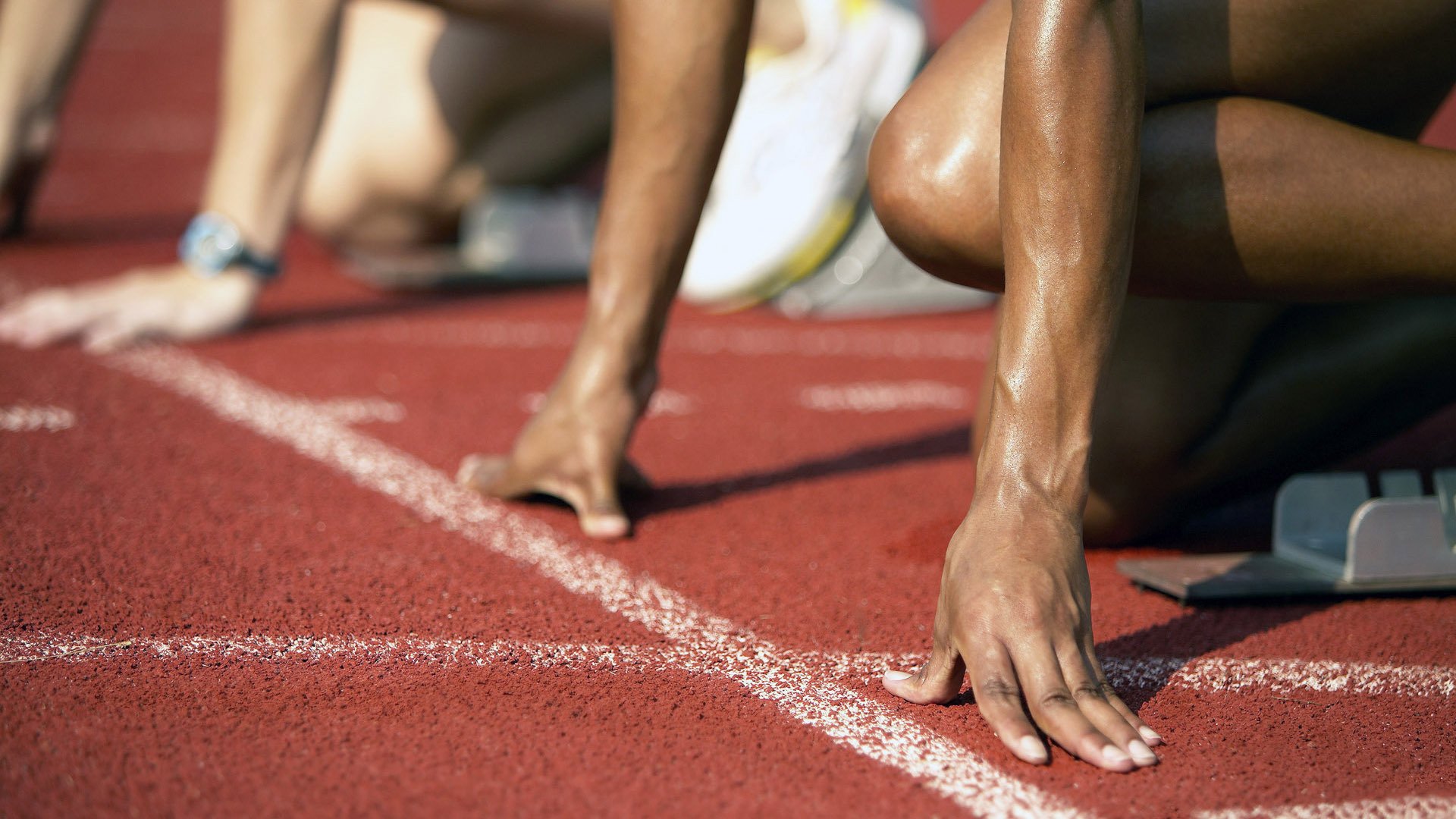 红牛车队险胜梅赛德斯，维斯塔潘点燃赛场